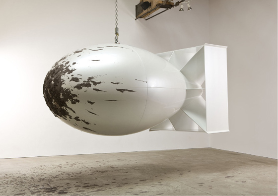 Iñigo Manglano-Ovalle, Dirty Bomb, 2008Painted fibreglass and aluminium, sand and steel weights, chain and hoist, mud, 325x157,5x157,5cm © Iñigo Manglano-Ovalle, Courtesy: Galerie Thomas Schulte, Berlin, Donald Young Gallery, Chicago Iñigo Manglano-Ovalle, Dirty Bomb, 2008<br class=