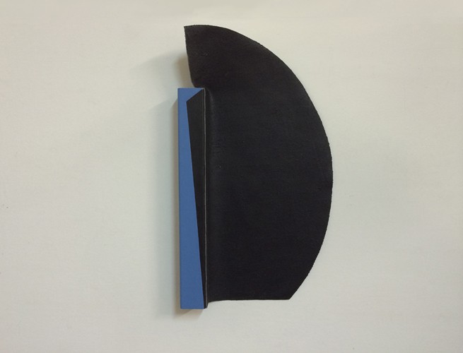 Black Crest. 2014<br/>Acrylic on cotton and wood<br/>18 x 10 in. | 46,5 x 26 cm.<br/>